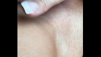 Haha, w&auml_hrend er Auto fahren muss, fingere ich mir meine enge Pussy