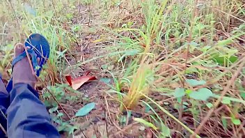 सरपत काटने गई राधिका भौजी और देवर ने वही पेल दिया