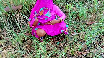 सरपत काटने गई राधिका भौजी और देवर ने वही पेल दिया