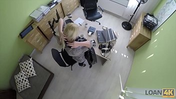 LOAN4K. Katy aux cheveux blonds esp&egrave_re obtenir un pr&ecirc_t mais l'_agent