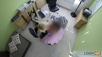 LOAN4K. Katy aux cheveux blonds esp&egrave_re obtenir un pr&ecirc_t mais l'_agent