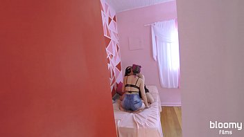 GOZANDO DENTRO - Ela pensou que era um cintaralho, mas era o pau do meu irm&atilde_o fudendo ela - Melina Bloom e Cherry Adams