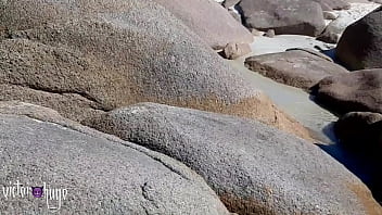 Fodendo Cuzinho da Novinha na Praia - Victor Hugo -  Pucca Devil - Leticia Ferola