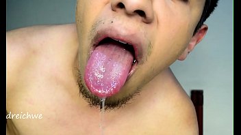 Opening the mouth with a big tongue