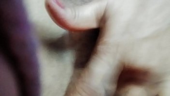 पड़ोस की सेक्सी भाभी को मैंने चुदाई के लिए मनाया. पता चला कि उसके पति उसको मजा नहीं दे पाते, वो चूत में उंगली से मजा लेती है.