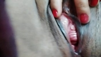 पड़ोस की सेक्सी भाभी को मैंने चुदाई के लिए मनाया. पता चला कि उसके पति उसको मजा नहीं दे पाते, वो चूत में उंगली से मजा लेती है.