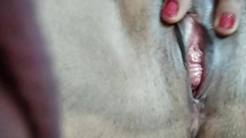 पड़ोस की सेक्सी भाभी को मैंने चुदाई के लिए मनाया. पता चला कि उसके पति उसको मजा नहीं दे पाते, वो चूत में उंगली से मजा लेती है.