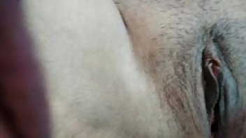 पड़ोस की सेक्सी भाभी को मैंने चुदाई के लिए मनाया. पता चला कि उसके पति उसको मजा नहीं दे पाते, वो चूत में उंगली से मजा लेती है.