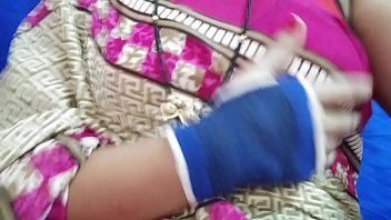 पड़ोस की सेक्सी भाभी को मैंने चुदाई के लिए मनाया. पता चला कि उसके पति उसको मजा नहीं दे पाते, वो चूत में उंगली से मजा लेती है.