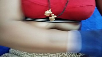 पड़ोस की सेक्सी भाभी को मैंने चुदाई के लिए मनाया. पता चला कि उसके पति उसको मजा नहीं दे पाते, वो चूत में उंगली से मजा लेती है.