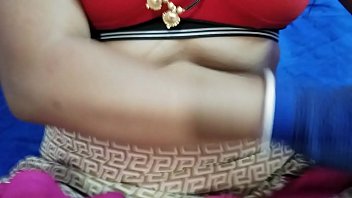 पड़ोस की सेक्सी भाभी को मैंने चुदाई के लिए मनाया. पता चला कि उसके पति उसको मजा नहीं दे पाते, वो चूत में उंगली से मजा लेती है.