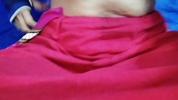 पड़ोस की सेक्सी भाभी को मैंने चुदाई के लिए मनाया. पता चला कि उसके पति उसको मजा नहीं दे पाते, वो चूत में उंगली से मजा लेती है.