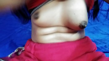 पड़ोस की सेक्सी भाभी को मैंने चुदाई के लिए मनाया. पता चला कि उसके पति उसको मजा नहीं दे पाते, वो चूत में उंगली से मजा लेती है.