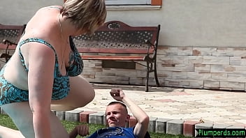 Hugetits chubby milf facesitting young guy