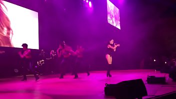 Lali Espó_sito sexy en show en Israel