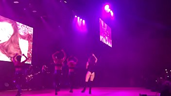 Lali Esp&oacute_sito sexy en show en Israel