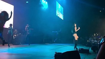 Lali Esp&oacute_sito sexy en show en Israel