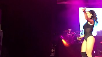 Lali Esp&oacute_sito sexy en show en Israel