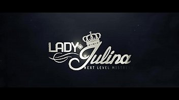 Nippeltortur auf den Knien f&uuml_r die Herrin im goldenen Catsuit