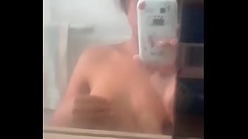 Se Graba Sus Ricas Tetas