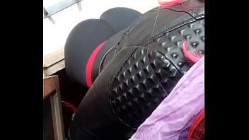 culo en calza sacando x la ventana 10