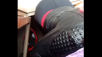 culo en calza sacando x la ventana 10