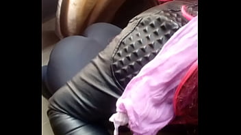 culo en calza sacando x la ventana 10