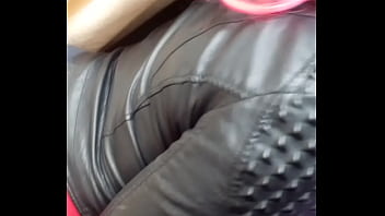 culo en calza sacando x la ventana 10