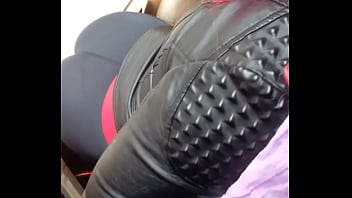 culo en calza sacando x la ventana 10