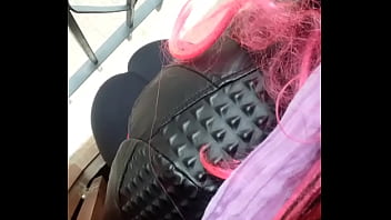 culo en calza sacando x la ventana 10