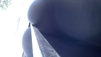 culo en calza sacando x la ventana 6
