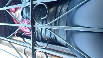 culo en calza sacando x la ventana 6