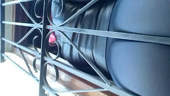 culo en calza sacando x la ventana 6