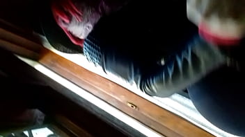 culo en calza sacando x la ventana 6