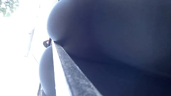 culo en calza sacando x la ventana 6