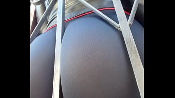 culo en calza sacando x la ventana 5