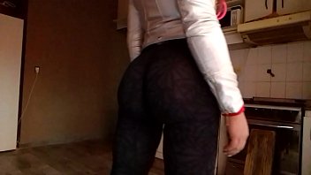 culona mostrando hilo en calza