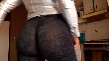 culona mostrando hilo en calza