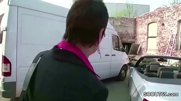 Notgeile Mutti laesst sich auf Arbeit von Fremden ficken