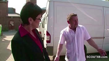 Notgeile Mutti laesst sich auf Arbeit von Fremden ficken