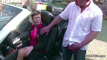 Notgeile Mutti laesst sich auf Arbeit von Fremden ficken