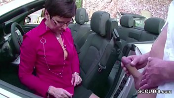 Notgeile Mutti laesst sich auf Arbeit von Fremden ficken
