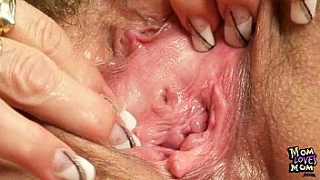 Older amateur squeezing her pussy muscles