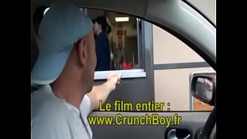 sexe au restaurant exhib mac donalds des jeunes se sucent leur grosse bite sous