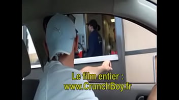 sexe au restaurant exhib mac donalds des jeunes se sucent leur grosse bite sous