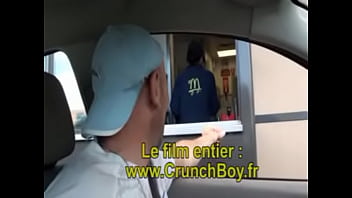 sexe au restaurant exhib mac donalds des jeunes se sucent leur grosse bite sous
