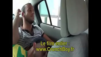 sexe au restaurant exhib mac donalds des jeunes se sucent leur grosse bite sous