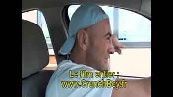 sexe au restaurant exhib mac donalds des jeunes se sucent leur grosse bite sous