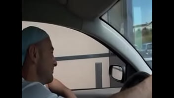 sexe au restaurant exhib mac donalds des jeunes se sucent leur grosse bite sous