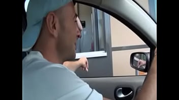 sexe au restaurant exhib mac donalds des jeunes se sucent leur grosse bite sous